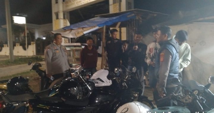 Patroli Malam, Personil Polsek Tarogong Kaler Berikan Himbauan Kepada Para Remaja