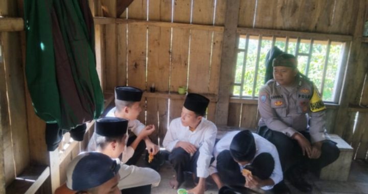 Polsek Cibalong Sambang Warga Kp. Hegar Manah Ds. Karyamukti Cibalong Garut