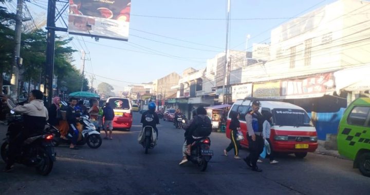 Bhabinkamtibmas Sigap Melaksanakan Pengaturan Pagi Hari