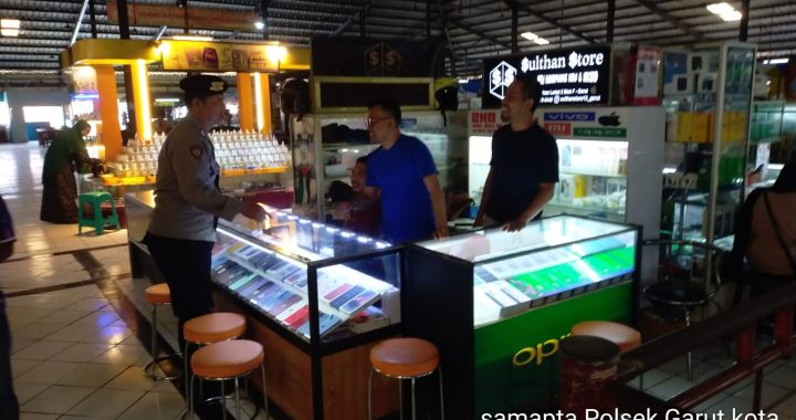 Bripka Ivan Anggota Polsek Garut Kota Lakukan Patroli Dialogis Di Pusat Pembelanjaan