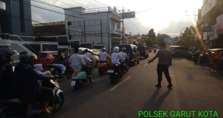 Anggota Polsek Garut Kota Lakukan Pengaturan Lalin Padat Sore