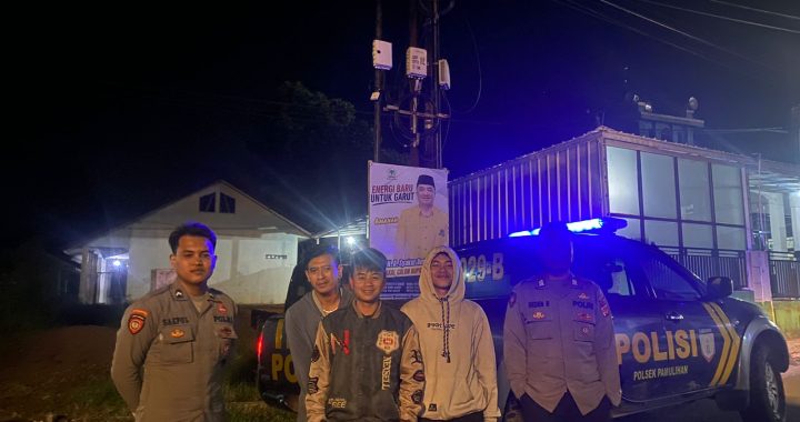 Dalam upaya meningkatkan kontrol pos ronda malam dalam pelaksanaan Siskamling, Polsek pamulihan , Polres Garut, giat melakukan patroli malam pada Selasa   24 / 09 / 2024 Patroli dilaksanakan di kp pakenjeng  Rt. 01 Rw. 08 Ds. Pakenjeng Kec. Pamulihan , Kab. Garut,