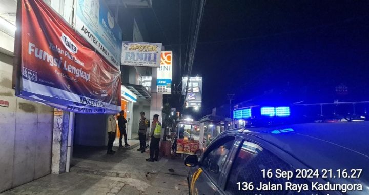 Anggota Samapta bersama Bhabinkamtibmas Polsek Kadungora Giatkan Patroli Malam *Garut Lautan Biru* memberikan rasa aman dan nyaman kepada Masyarakat.