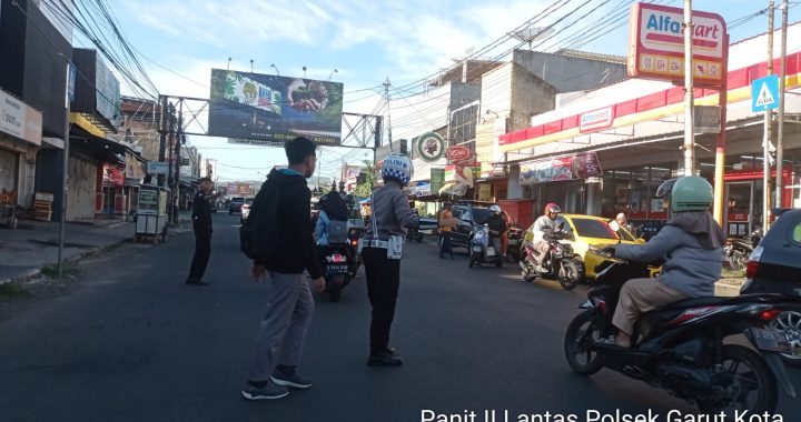 Anggota Lantas Polsek Garut Kota Lakukan Gatur Lalin Padat Pagi