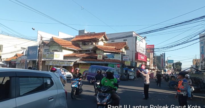 Panit Lantas Polsek Garut Kota Aiptu Ajang Lakukan Gatur Lalin Padat Pagi