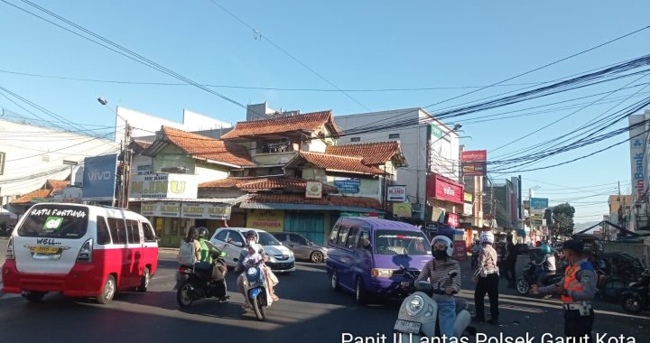 Jajaran Unit Lantas Polsek Garut Kota Urai Kemacetan