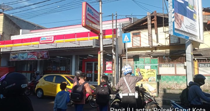 Panit Lantas Polsek Garut Kota Lakukan Pelayanan Publik Penyebrangan Anak Sekolah