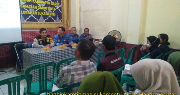 Bhabinkamtibmas Polsek Garut Kota Binluh Kamtibmas Terhadap Warga Kelurahan Sukamentri