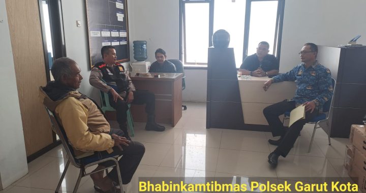 Aiptu Misja Bhabinkamtibmas Polsek Garut Kota Bahas Situasi Kamtibmas Bersama Perangkat Kelurahan Kota Wetan