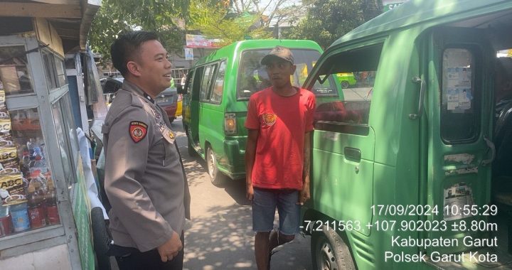 Aipda Yogi Anggota Samapta Polsek Garut Kota Lakukan Himbauan Kamtibmas Terhadap Supir Angkutan Umum