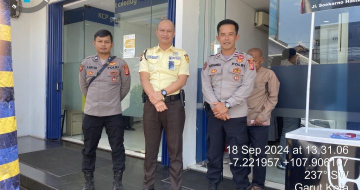 Unit Patroli Samapta Polsek Garut Kota Sambangi Bank Mandiri