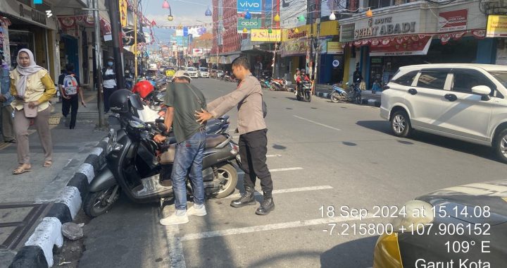 Anggota Polsek Garut Kota Himbau Masyarakat Agar Menggunakan Kunci Ganda