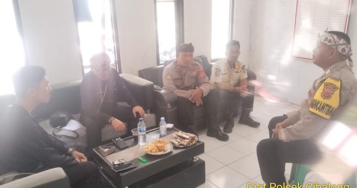 BEYOND TRUST PRESISI Kapolsek Dan Bhabinkamtibmas Polsek Cibalong Di Desa Najaten Dalam Tahapan Pilkada Tahun 2024