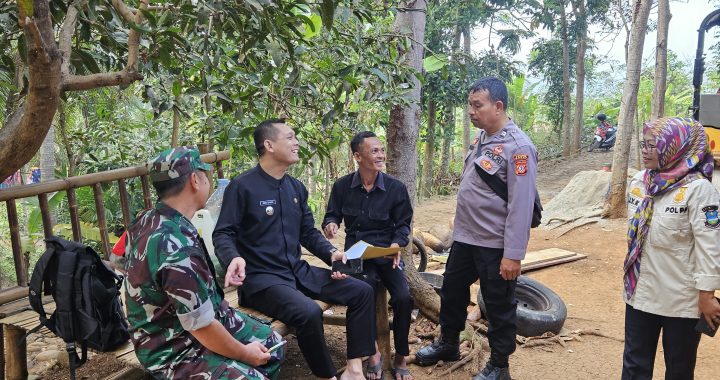 Bhabinkamtibmas dan Babinsa Bersilaturahmi kepada warga