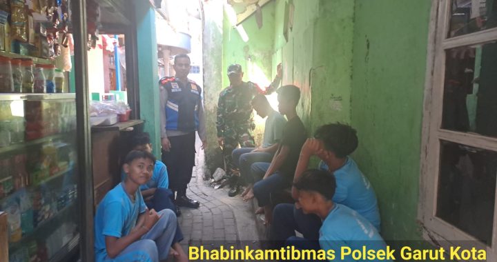 Sinergitas Bhabinkamtibmas Polsek Garut Kota Beserta Babinsa Lakukan Door To Door Kamtibmas