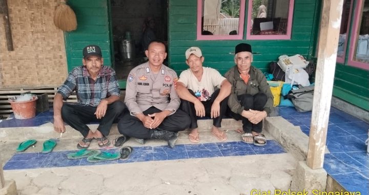 Personil Polsek Singajaya Berikan Himbauan Kamtibmas kepada warga Kp. Cigambi Des. Pancasura Kec. Singajaya Kab. Garut