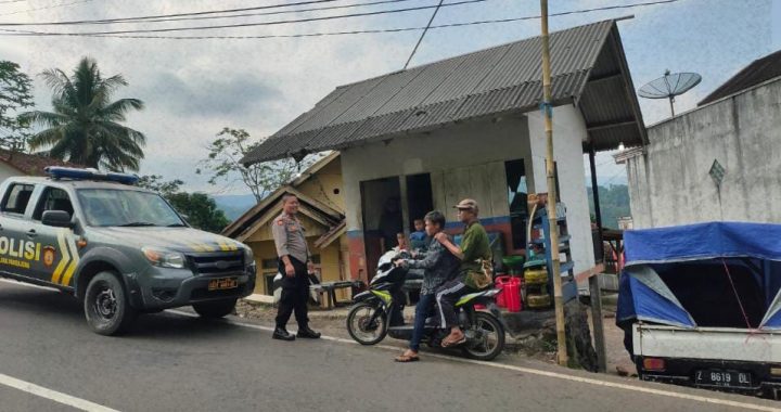 Sambang Warga Polsek Pakenjeng di Kampung Pasir Muncang Desa Panyindangan