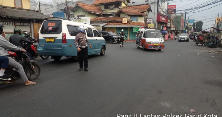 Panit Lantas Polsek Garut Kota Urai Kemacetan