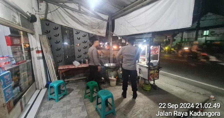 Unit Samapta Polsek Kadungora Melaksanakan Patroli Dialogis dan Sambang Kepada Warga yang sedang beraktivitas Ciptakan Situasi Yang  Kondusif.