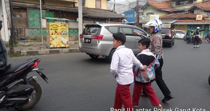 Anggota Lantas Polsek Garut Kota Lakukan Pelayanan Penyebrangan Anak Sekolah