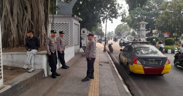 Anggota Patroli Polsek Garut Kota Monitoring Kamtibmas Di Sekitar Alun-alun Garut