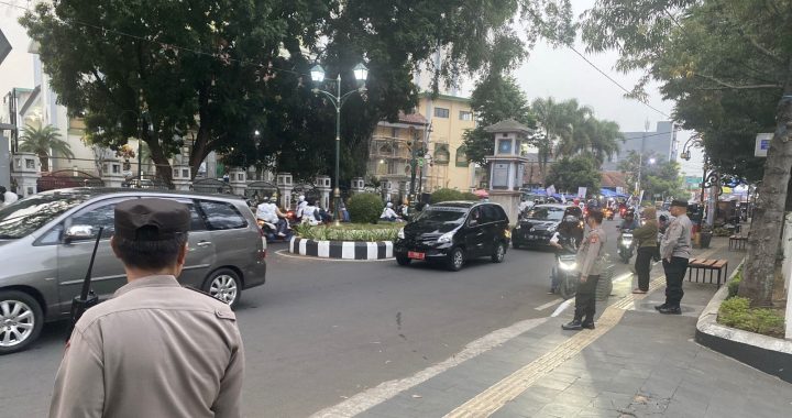 Anggota Polsek Garut Kota Lakukan Pelayanan Publik Rawan Sore