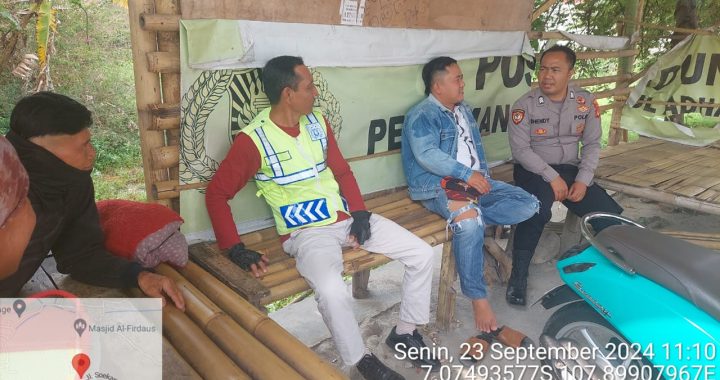 Unit Samapta Polsek Kadungora Polres Garut Melaksanakan Patroli Dialogis dan Sambang Kepada Warga yang sedang beraktivitas .