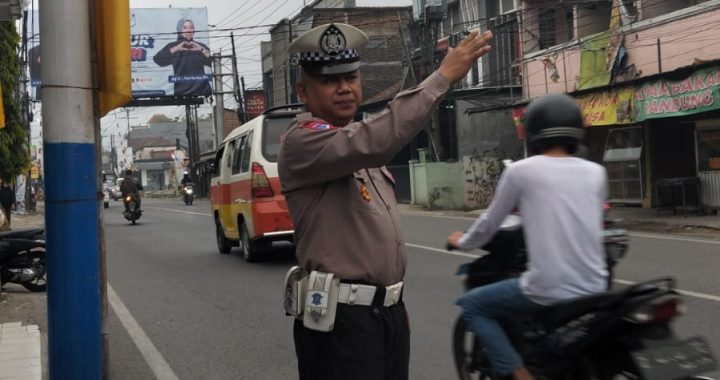 Personil Unit Lalu Lintas Polsek Kadungora Polres Garut Pelayanan terhadap Masyarakat Melaksanakan Pengaturan di titik-titik Rawan Macet dan Cegah terjadinya Laka Lantas.