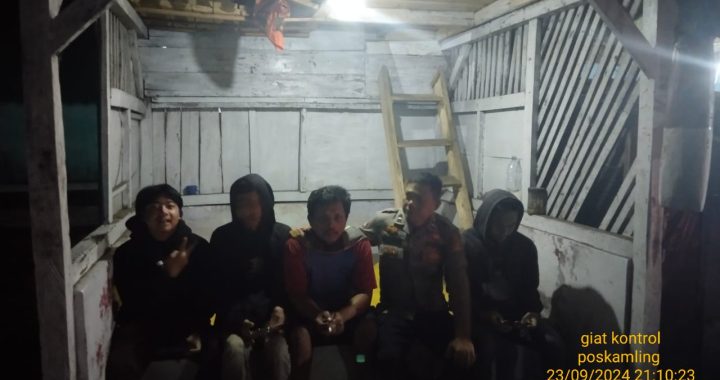 Anggota Polsek Cisompet melaksanakan Giat Kontrol Pos Kamling