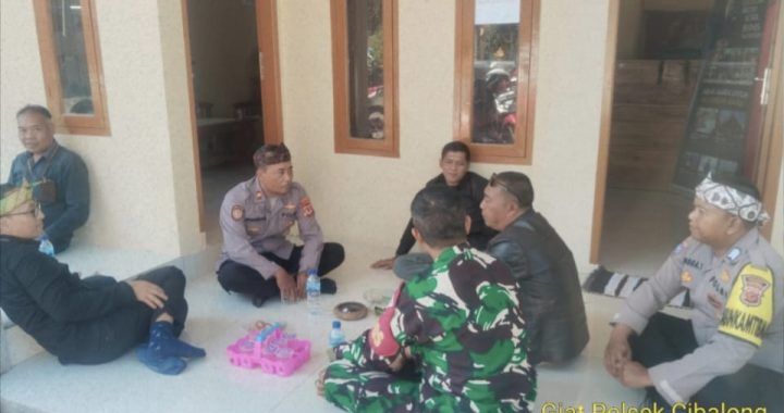 Kapolsek Cibalong Baersama Anggota Sambang Warga Kp. Hegarmanah