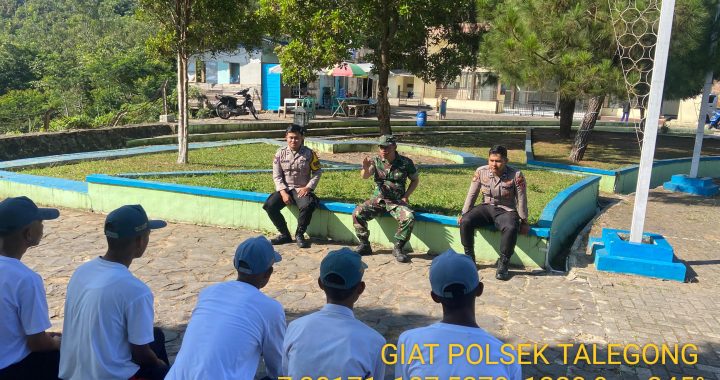 Polsek Talegong Bersama TNI Sambang Warga Di Kawasan Alun Alun Talegong Dalam BEYOND TRUST PRESISI