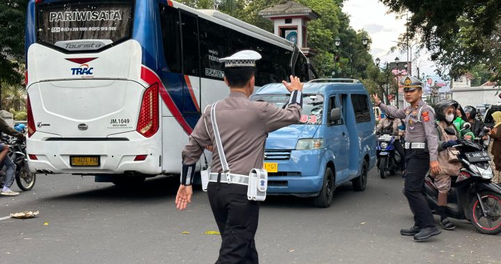 Unit Lantas Polsek Garut Kota Lakukan pengaturan Lalin