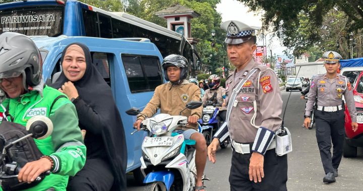 Panit Lantas Polsek Garut Kota Beserta Anggota Urai Kepadatan Arus Lalin