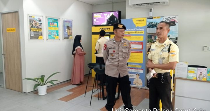 Bripka Mauladi Anggota Polsek Garut Kota Lakukan Pembinaan Kamtibmas Terhadap Security Adira Finance