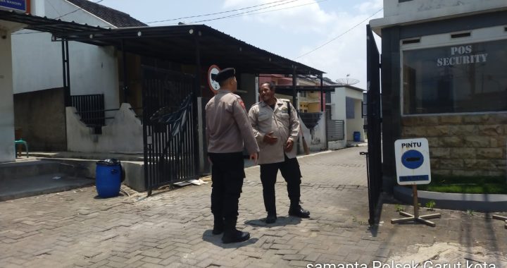 Unit Patroli Samapta Polsek Garut Kota Sambangi Petugas Keamanan Komplek Perumahan