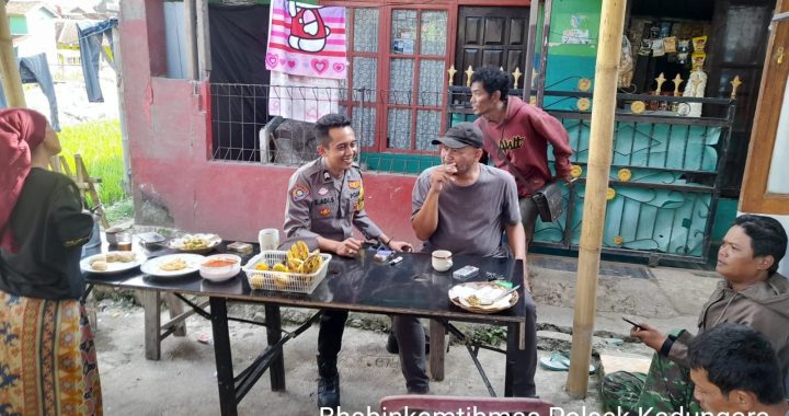 Anggota Bhabinkamtibmas Sambang Desa.Karangmulya menjalin Silahturahmi  dan Memberikan Himbauan Pesan-pesan Kamtibmas.