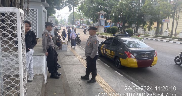 Anggota Siaga Piket Polsek Garut Kota Lakukan Patroli Presisi Di Wilayah Alun-alun Garut