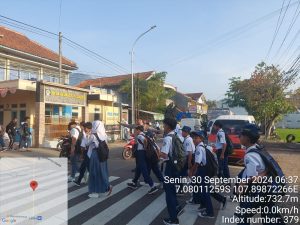 Personil Unit Samapta Polsek Kadungora  memberikan Pelayanan kepada Masyarakat .