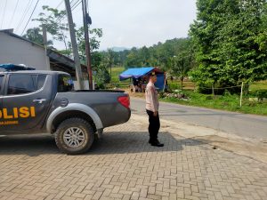 Jelang siang hari, Polsek banjarwangi patroli