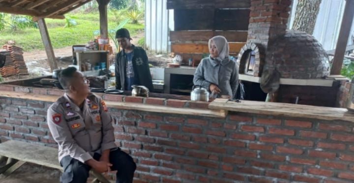 Panit I Samapta polsek samarang silaturahmi kamtibmas di desa cisarua