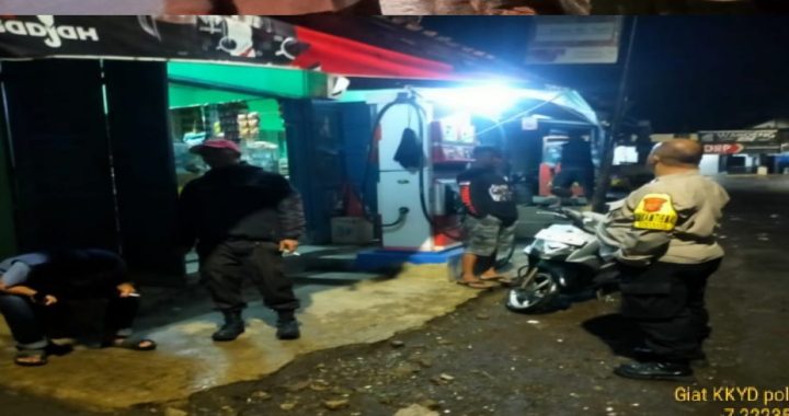 Panit samapta polsek samarang pimpin giat patroli kryd malam