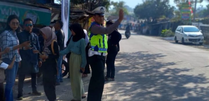 Panit lantas polsek samarang gatur lalin di jln.raya samarang