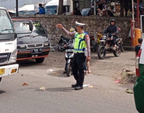 Anggota polsek samarang rawan pagi di pasar samarang