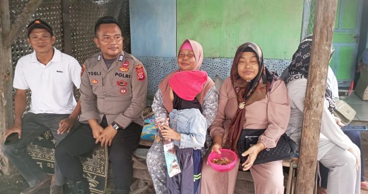 Bhabinkamtibmas Polsek Pameungpeuk Sambang Warga Kp. Jati Desa Pameungpeuk Kec. Pameungpeuk Kab. Garut