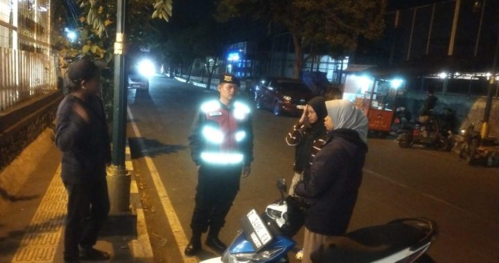 Bripka Ivan Anggota Samapta Polsek Garut Kota Lakukan Patroli Dialogis Di Sekitar Jalan Bank