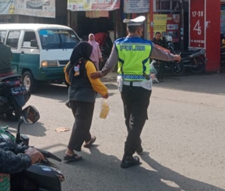 Panit lantas polsek samarang gatur lalin di sdn samarang 1&3