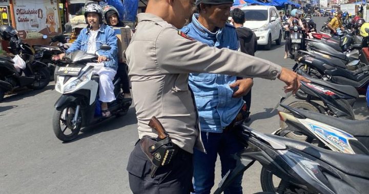 Aiptu Gunawan Anggota Polsek Garut Kota Lakukan Himbauan Pencegahan Pencurian Kendaraan Diparkiran