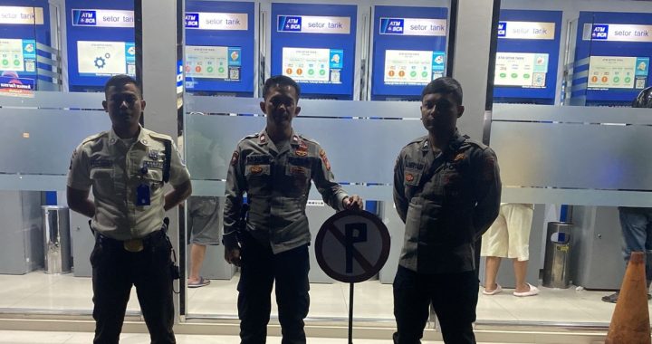 Unit Patroli Samapta Polsek Garut Kota Sambangi Anjungan Tarik Tunai Bank BCA