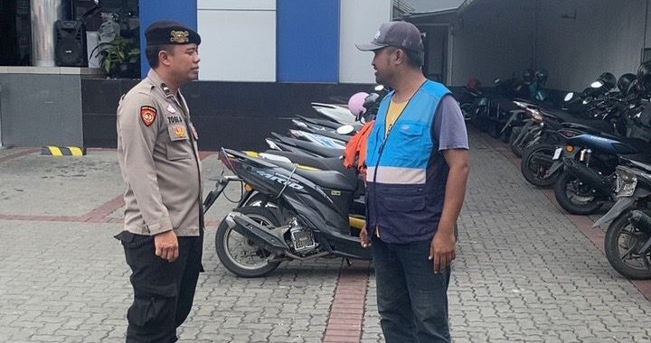 Anggota Unit Samapta Polsek Garut Kota Lakukan Pembinaan Terhadap Petugas Parkir Bank BCA