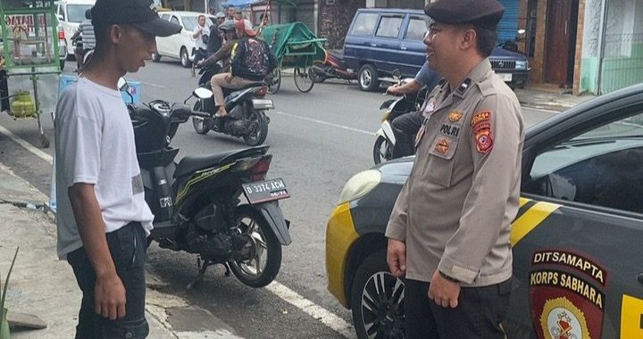 Aipda Yogi Anggota Samapta Polsek Garut Kota Lakukan Patroli Dialogis Guna Lakukan Himbauan Kamtibmas